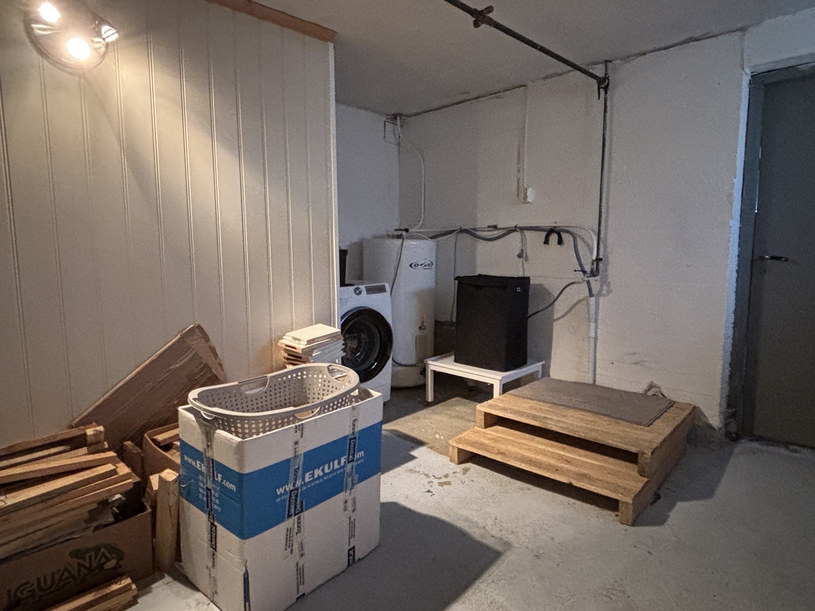 Videre fra kjeller finner man husets vaskerom med god plass til oppbevaring. Galleribilde