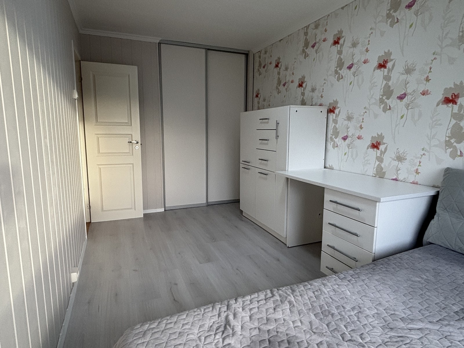 Alle soverom har nyere gulv og holder god standard. Galleribilde