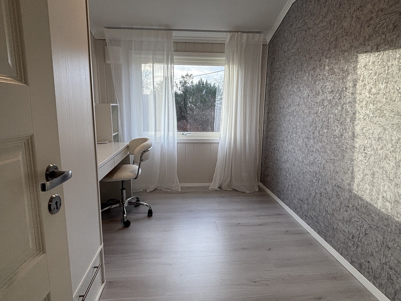 Det siste soverommet er møblert med skrivebord og klesskap- og passer godt som hjemmekontor. Galleribilde