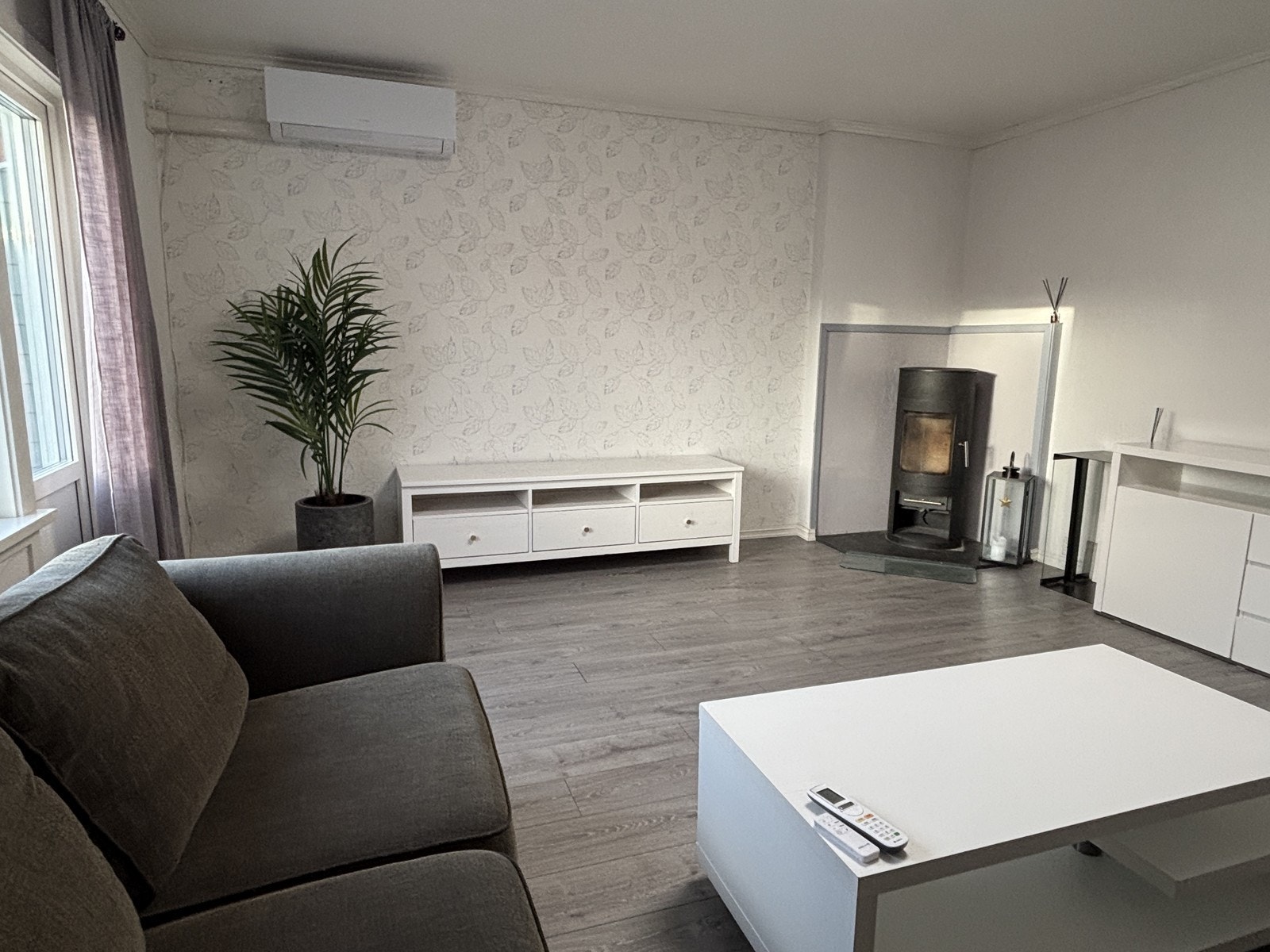 Stuen er av god størrelse og er møblert med sofagruppe, stuebord, kommode og Tv-bord. Galleribilde