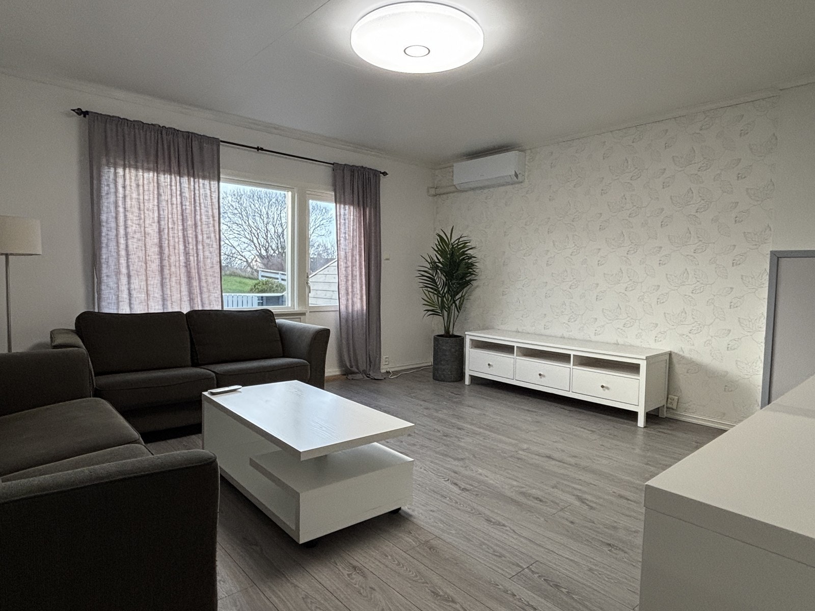 Lys og stor stue med adkomst til boligens terrasse og hage. Galleribilde