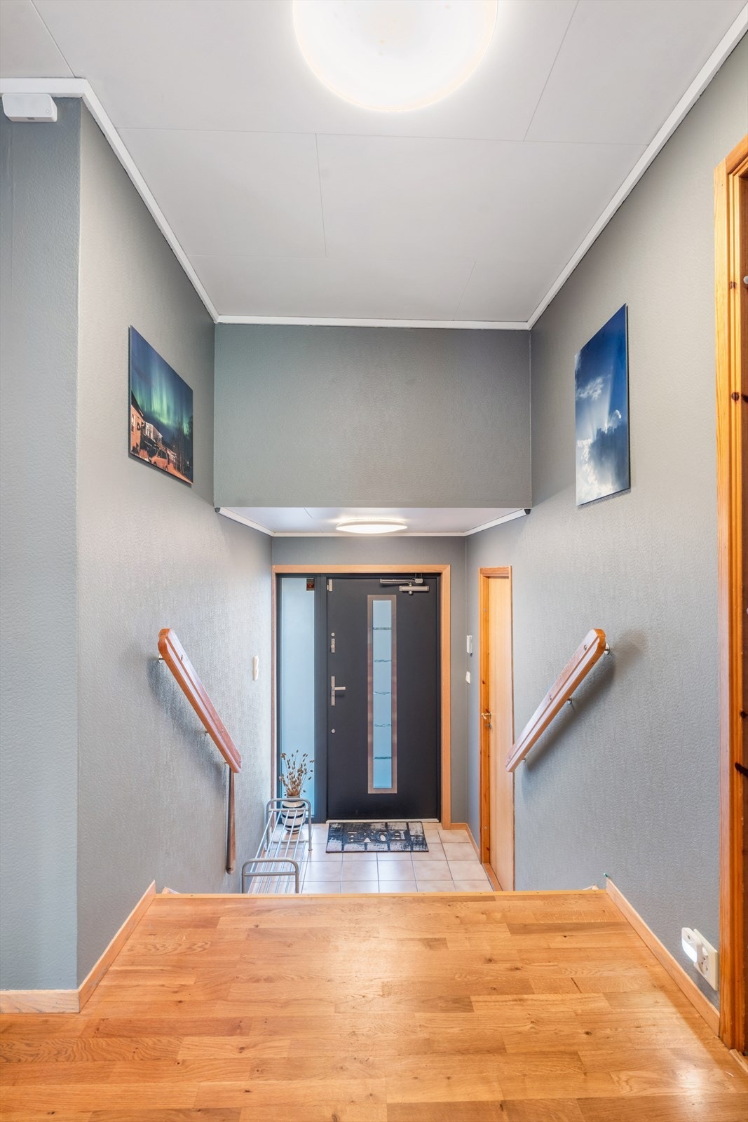 Entre med fliser på gulv Galleribilde