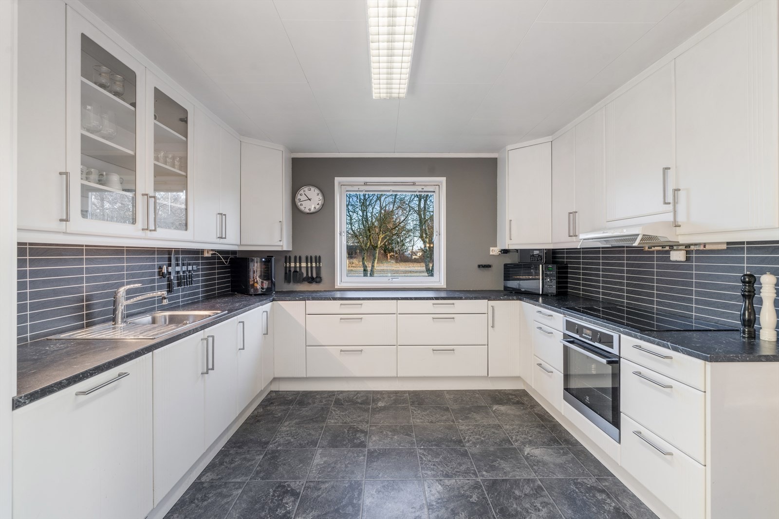 Integrert komfyr, steketopp og oppvaskmaskin. Galleribilde