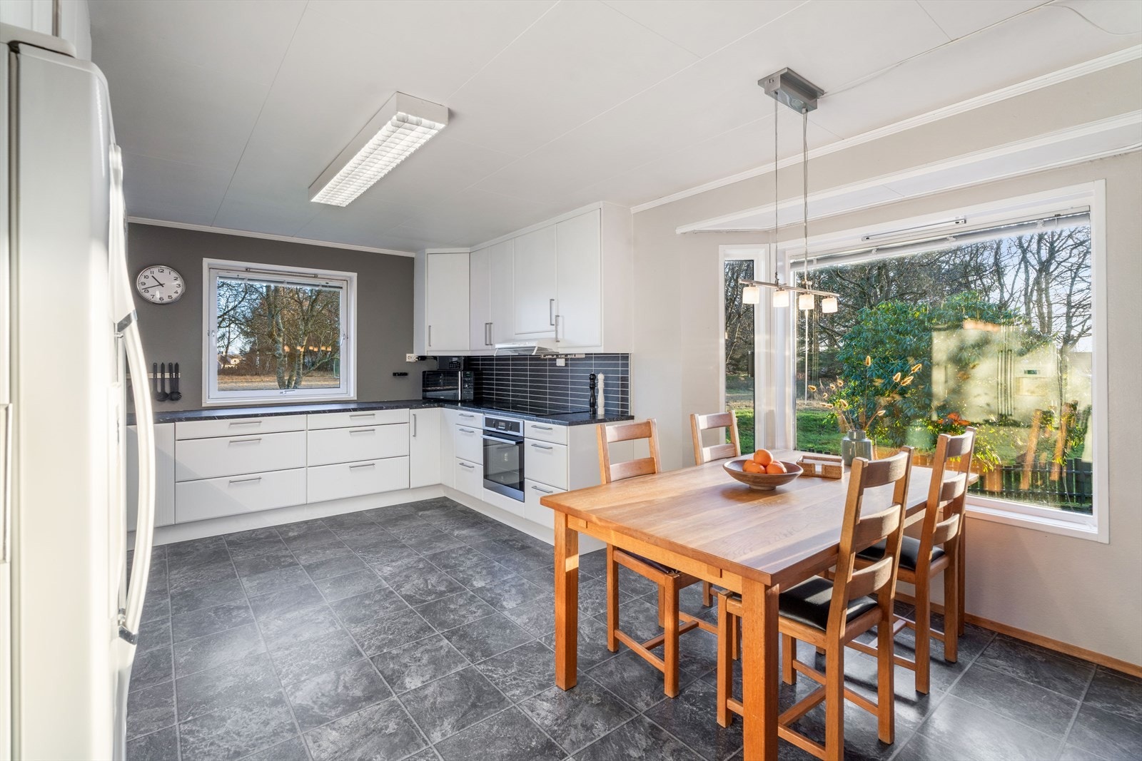 Tidløst kjøkken med god skap- og benkeplass. Galleribilde