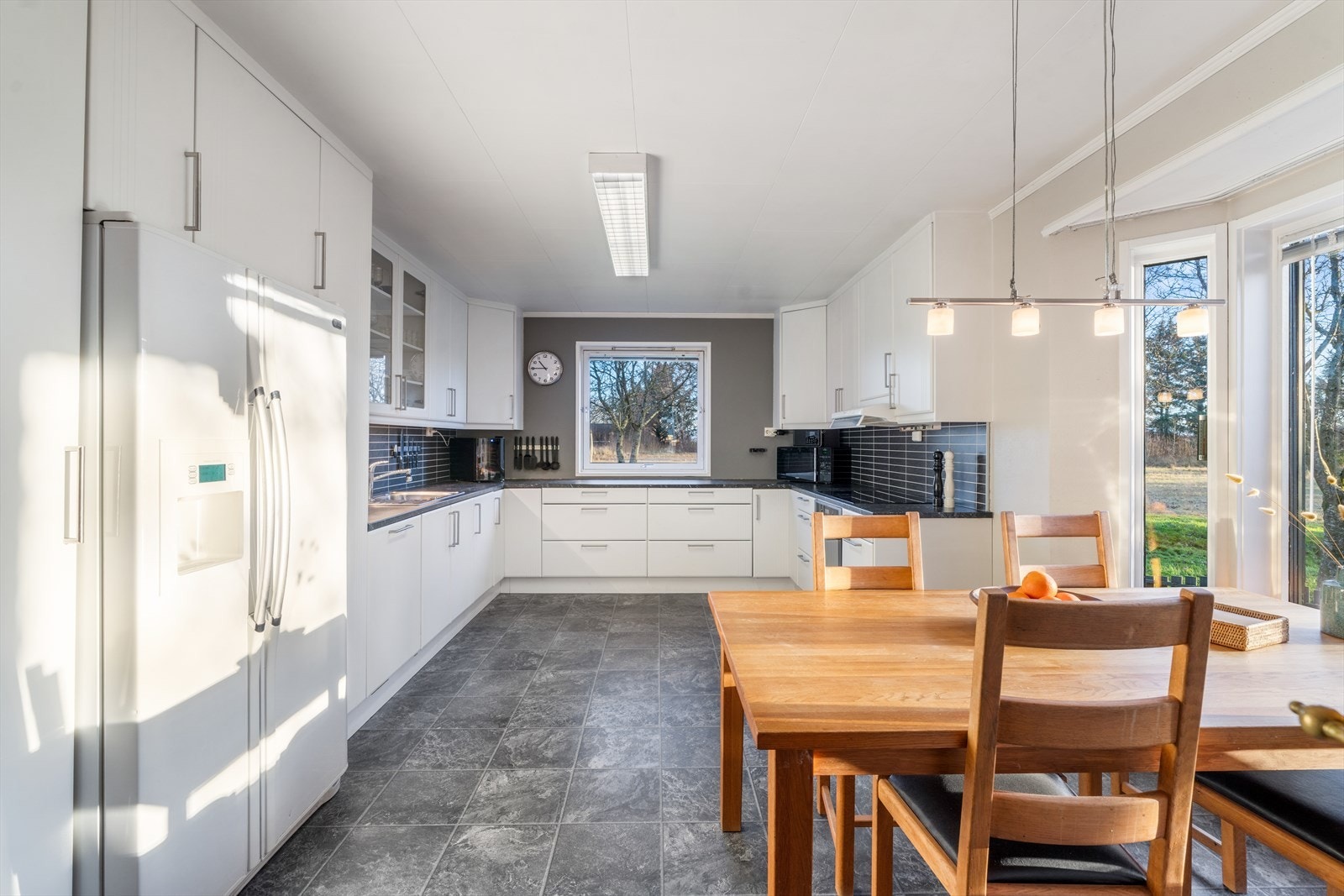 Kjøkken er romslig med god plass til spisebordsmøbler Galleribilde