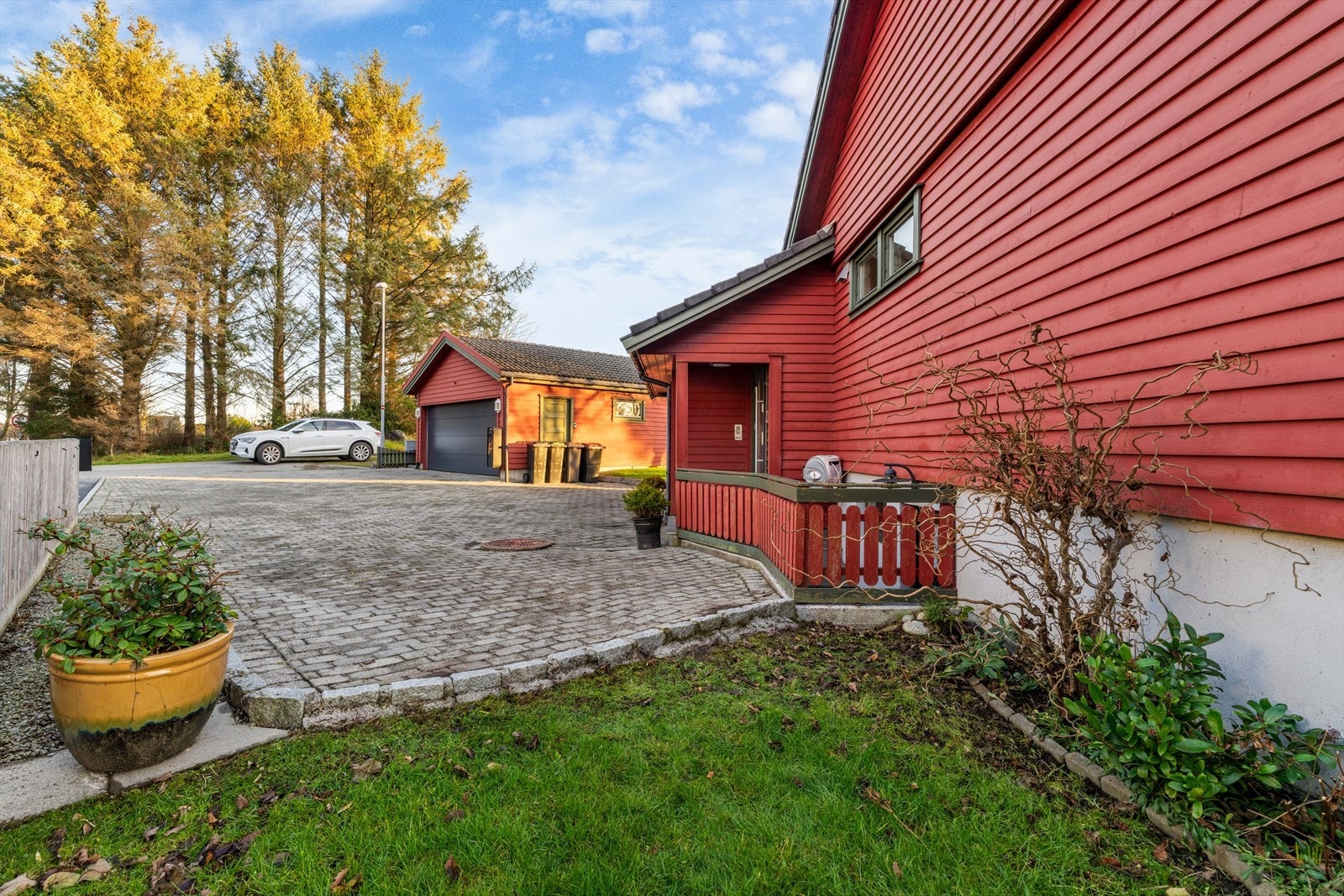 Boligen ligger nær Harestad skole, i et rolig og barnevennlig område like utenfor sentrumskjernen i Randaberg. Her er det
bare en liten spasertur så er man midt blant veldig gode servicetilbud, butikker, bank, skoler og barnehager etc. Galleribilde