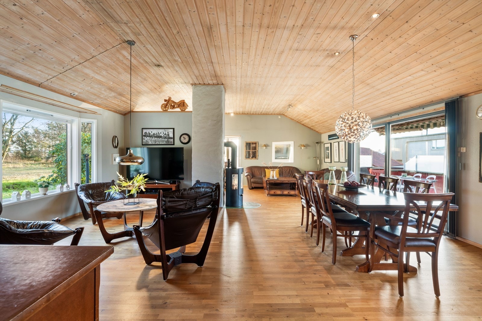 Stuen er romslig og det er flere møbleringsmuligheter Galleribilde