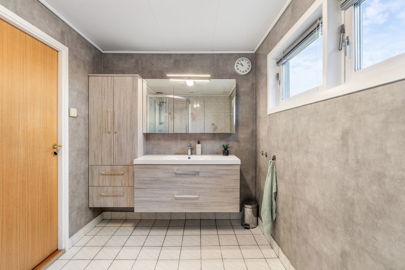 Bad med fliser og varme i gulv Galleribilde