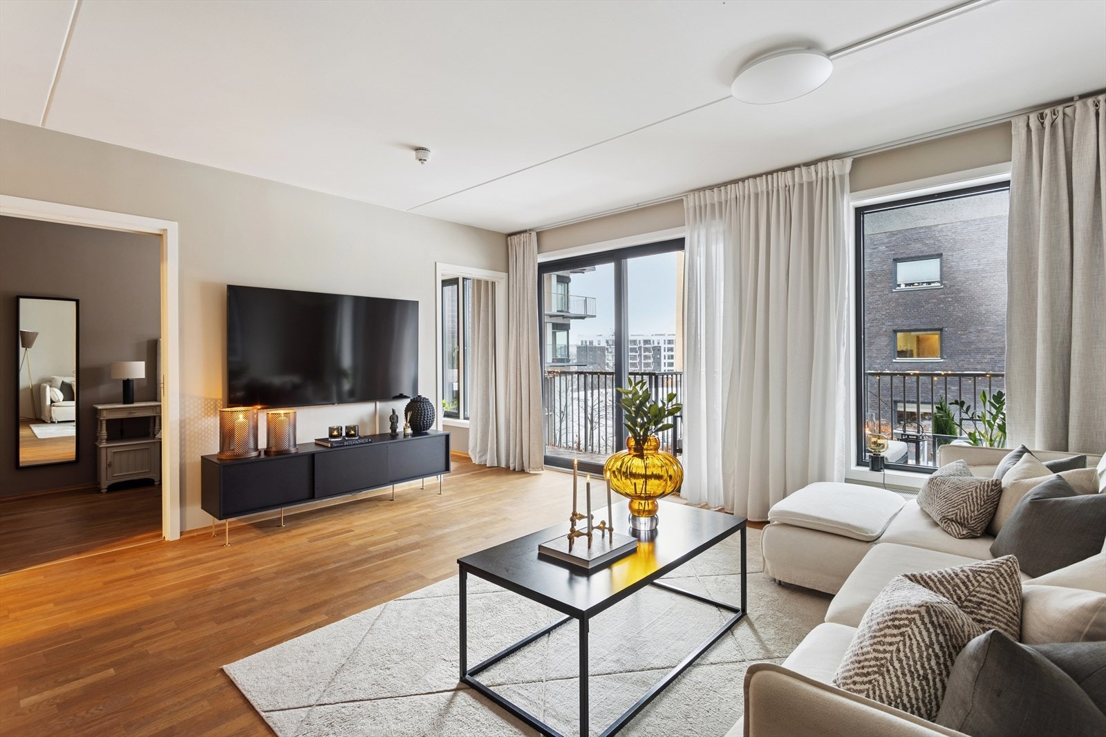 Store vindusflater sørger for godt lysinnslipp. Galleribilde