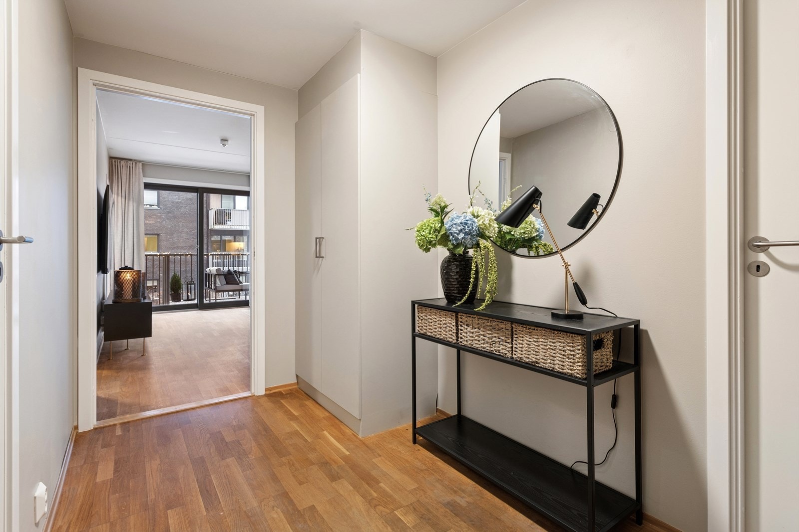 Gangen gir god plass til oppbevaring, med garderobeskap og inngang til bod på høyre side på bilde. Det medfølger i tillegg en kjellerbod. Galleribilde