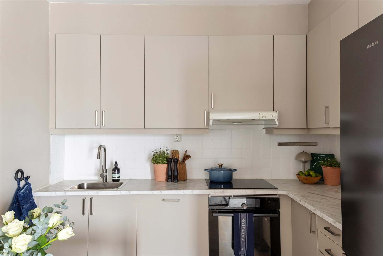 Her får du mye skap og benkeplass. Galleribilde