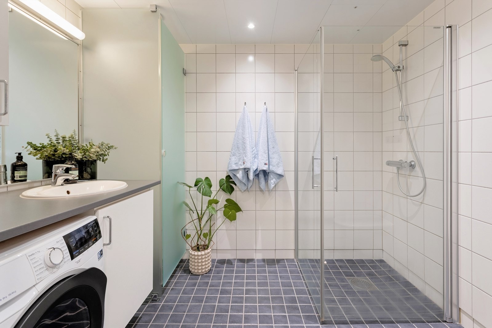 Badet er flislagt og har behagelig gulvvarme. Galleribilde