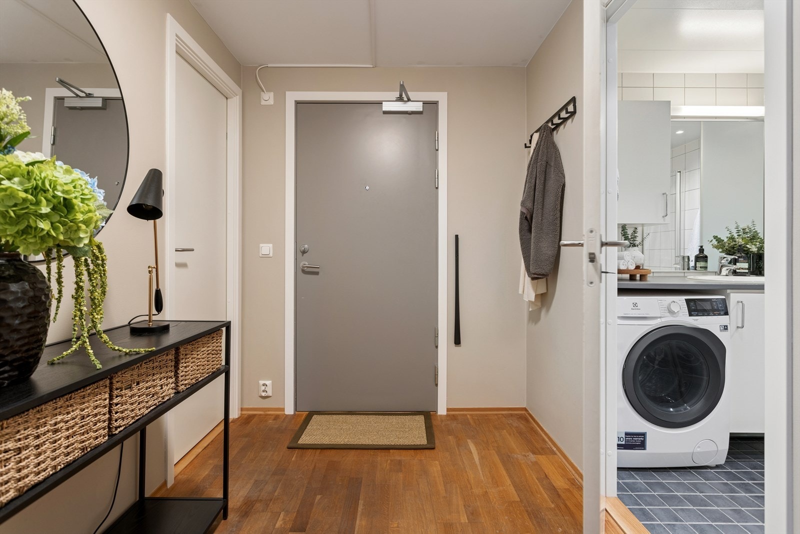 Ta heisen opp til 2. etasje, så sees vi på visning. Hjertelig velkommen! Galleribilde