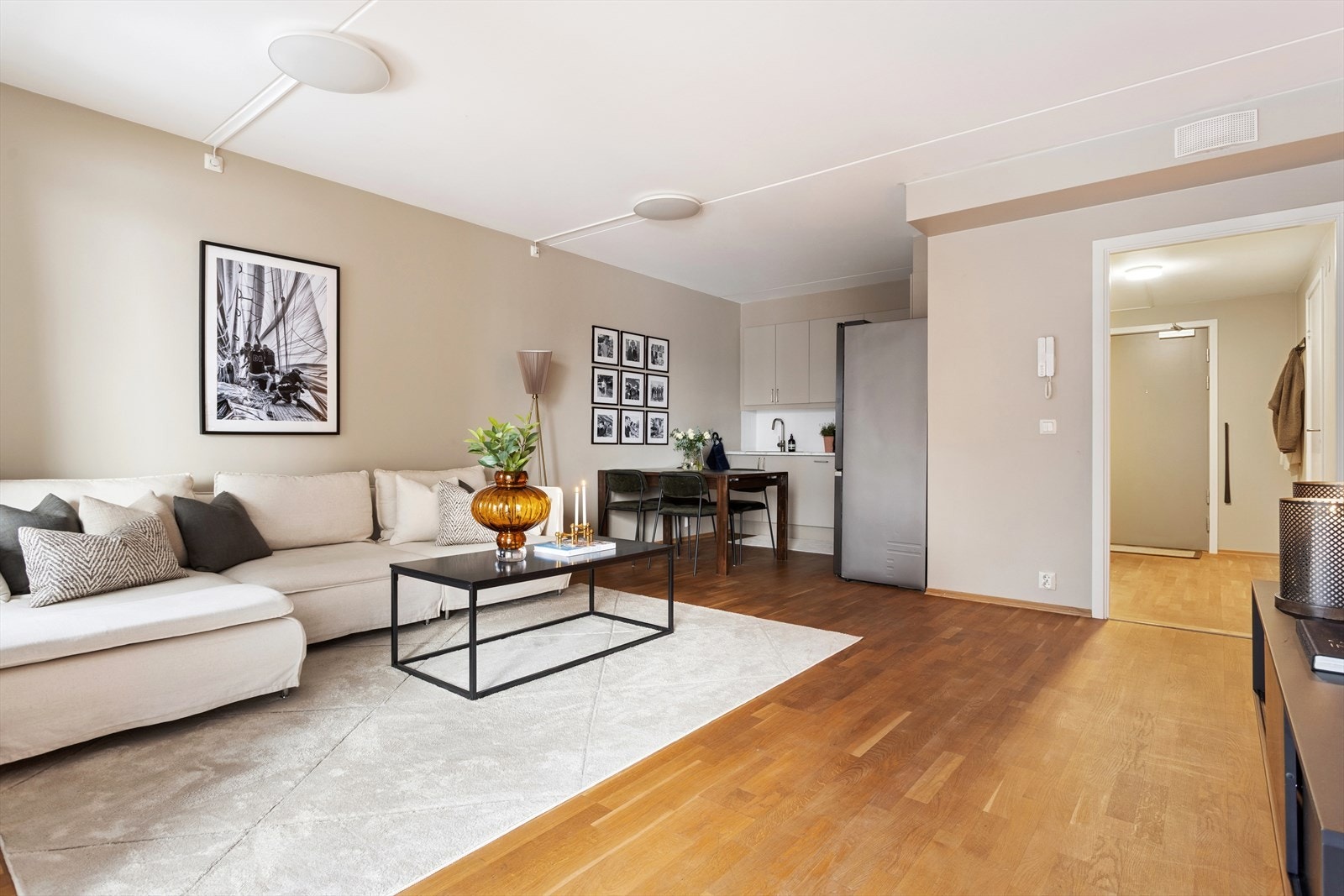 Stuen har god plass til stor sofagruppe samt spisebord. Galleribilde