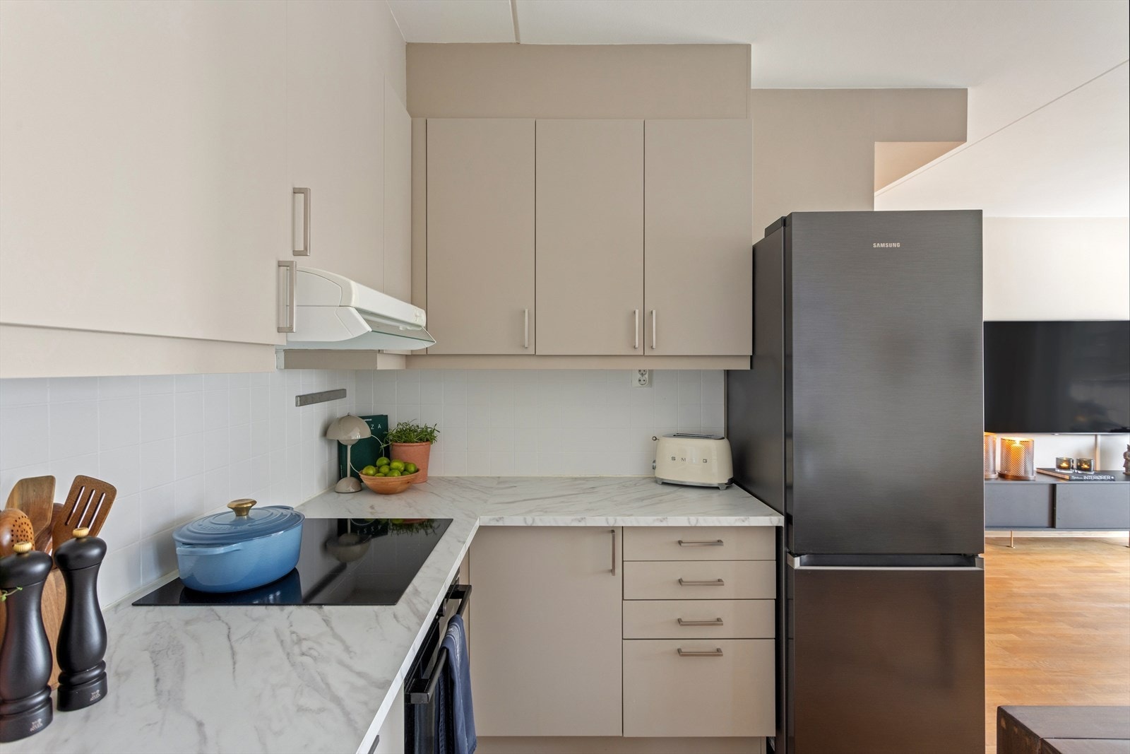 Kjøkkenet er utstyrt med ventilator og integrerte hvitevarer som induksjonstopp, stekeovn og oppvaskmaskin. Kjøleskapet er frittstående. Galleribilde