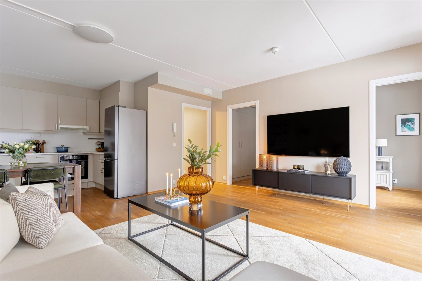 Kjøkken og stue er samlet i en åpen løsning som gir god romfølelse. Galleribilde