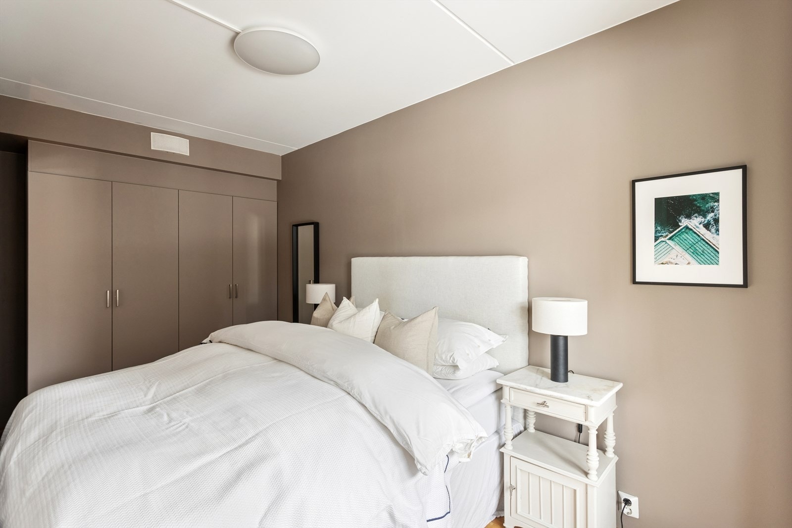 4 garderobeskap på soverommet medfølger. Galleribilde