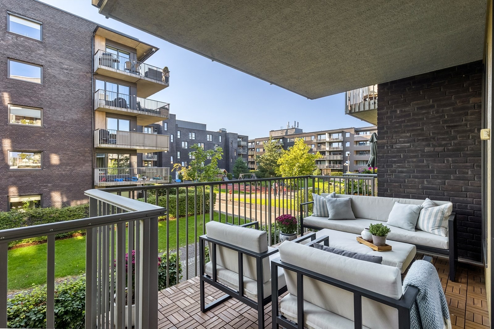 Balkongen i sommerdrakt. Galleribilde