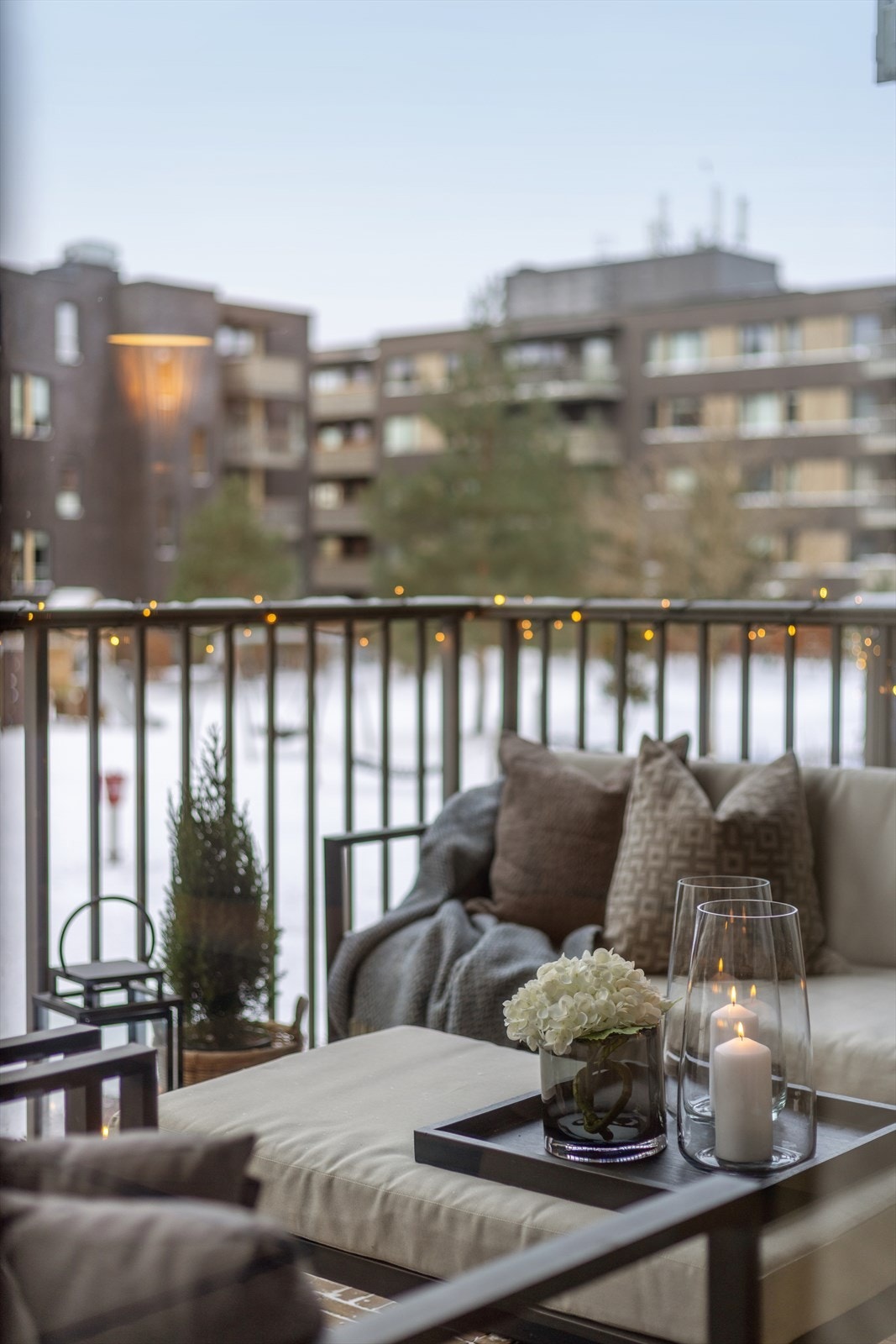 Balkongen måler ca 12 kvm og vender mot vest. Galleribilde