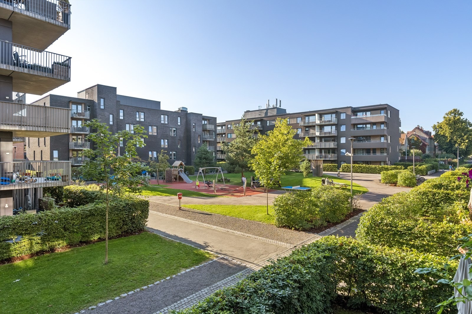 Fra balkongen får du hyggelig utsikt mot grønne fellesarealer. Galleribilde