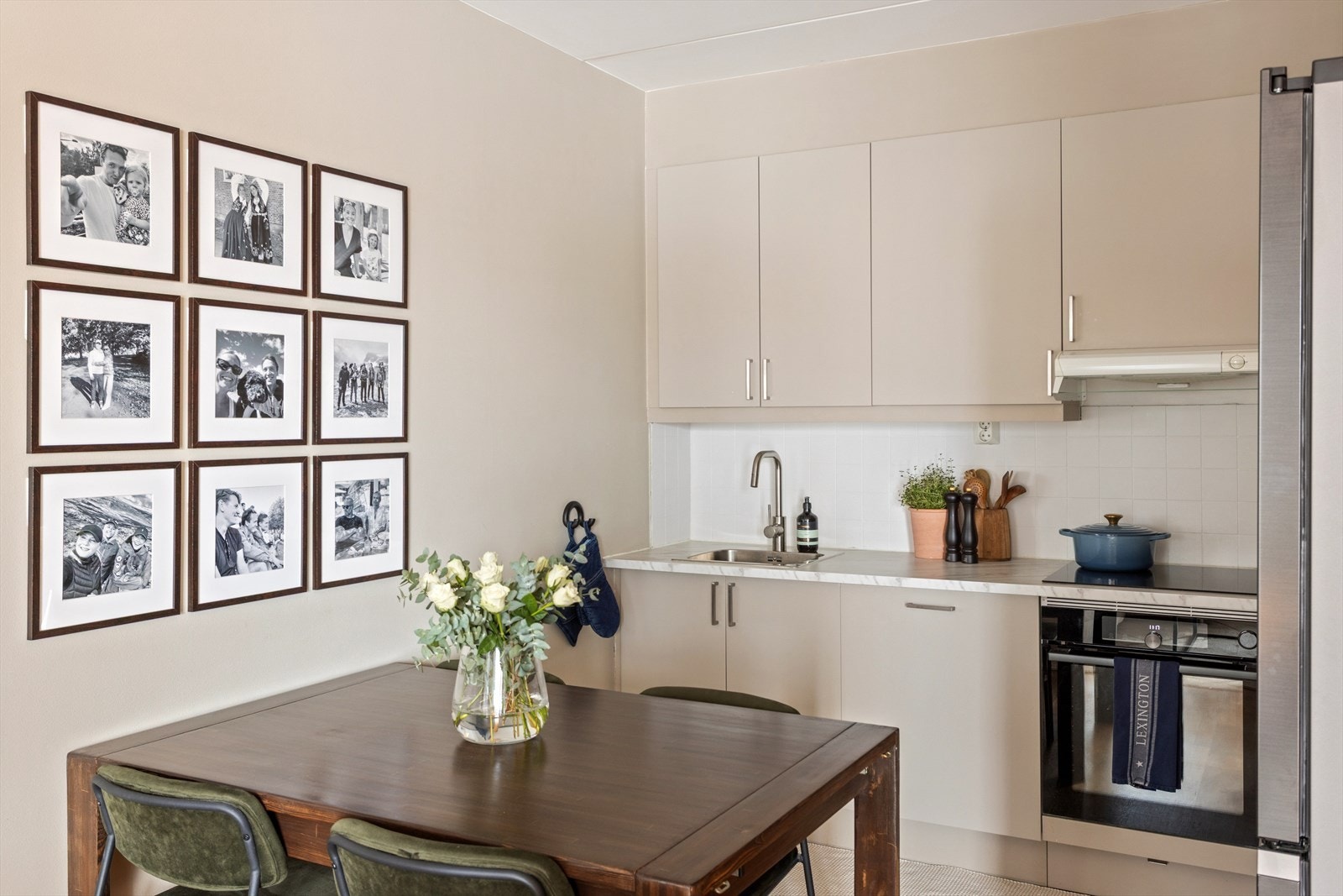 Tidsriktig kjøkken, innredning med glatte fronter og laminat benkeplate. Galleribilde