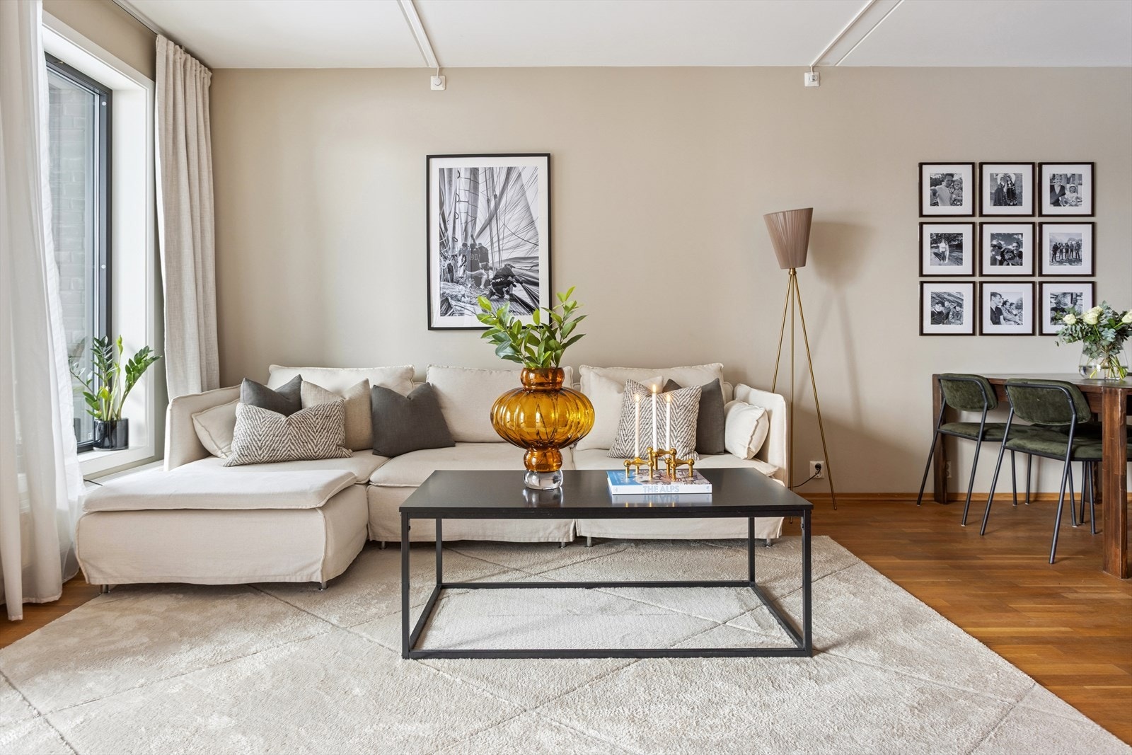 Fyring, varmtvann, TV og internett er inkludert i felleskostnader. Galleribilde