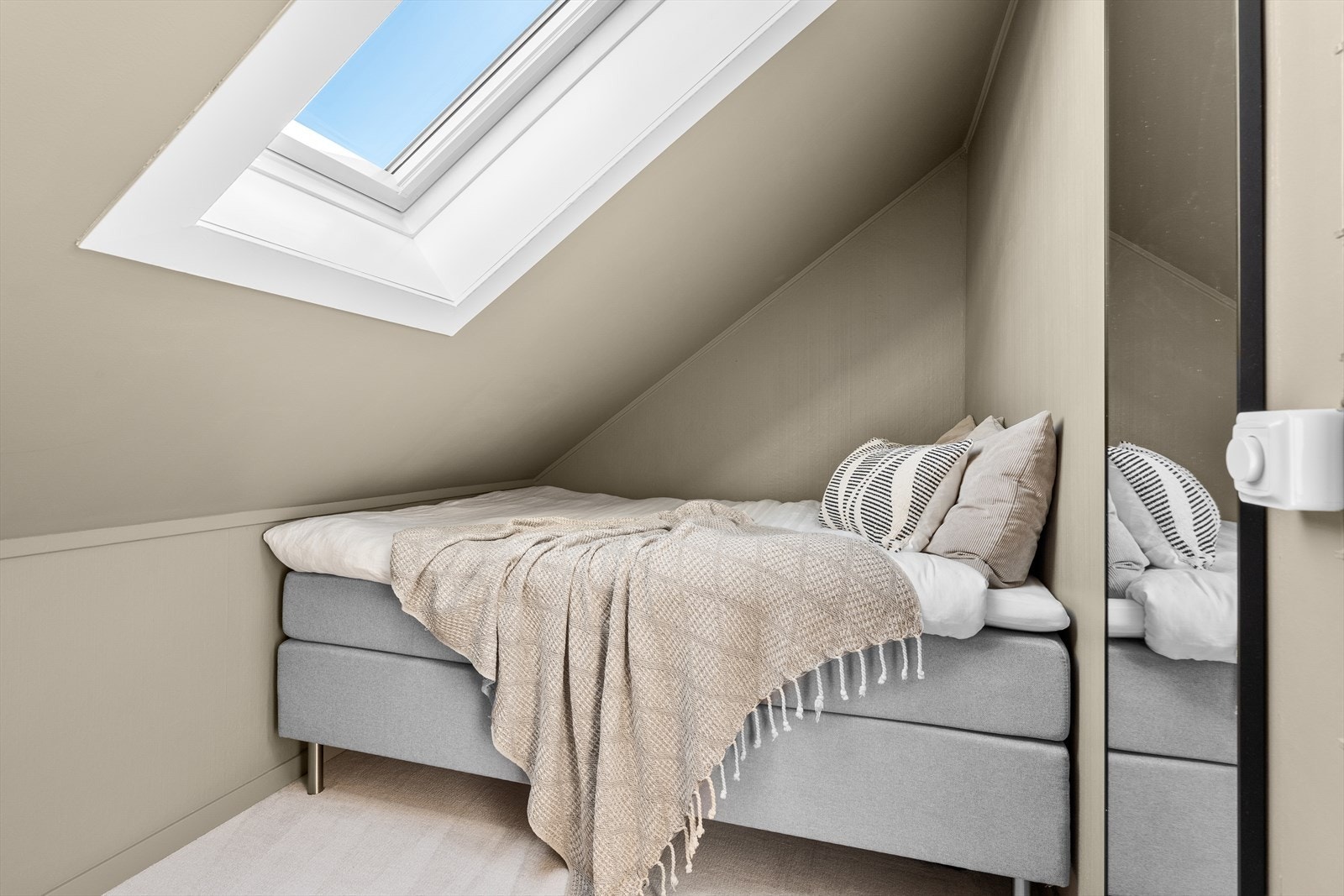 Sovealkove med god plass til stor seng. Galleribilde