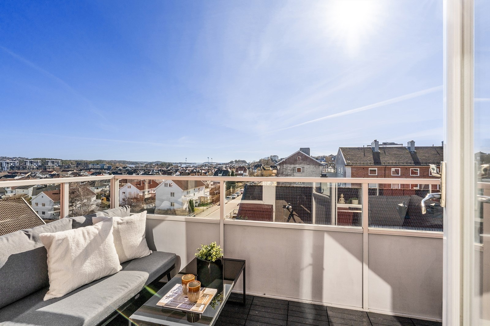 Leiligheten ligger i toppetasjen på enden med meget gode solforhold Galleribilde