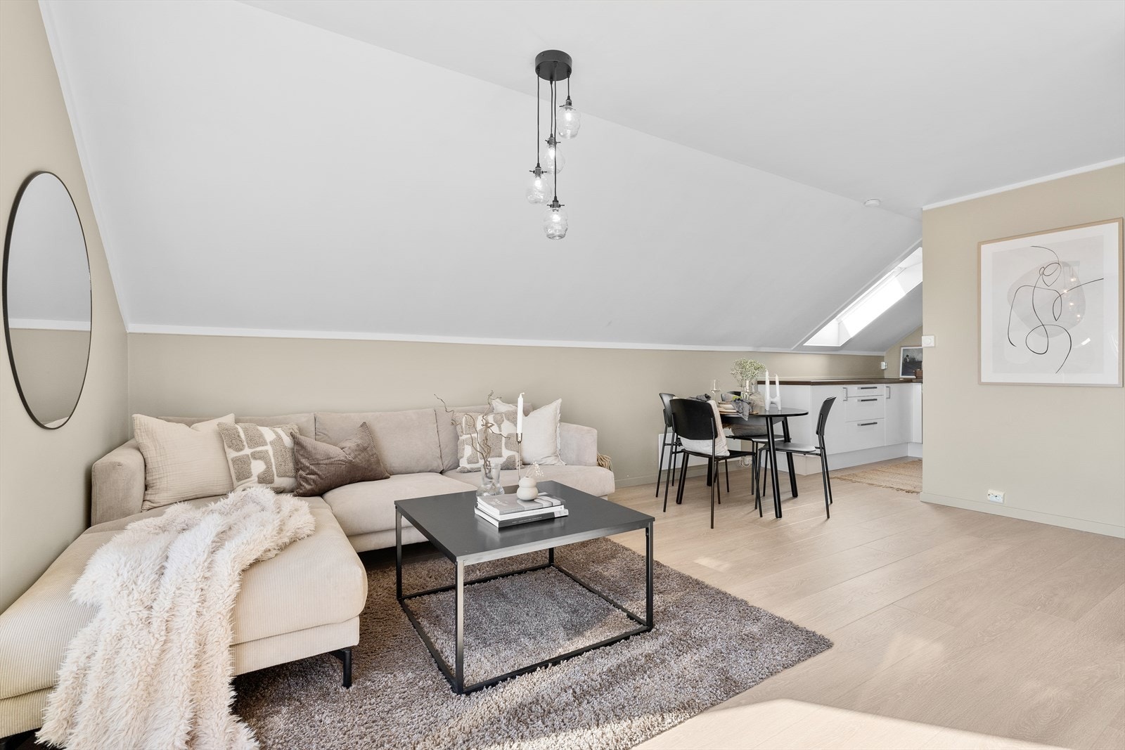 I stuen er det god plass til både sofa- og spisegruppe. Galleribilde