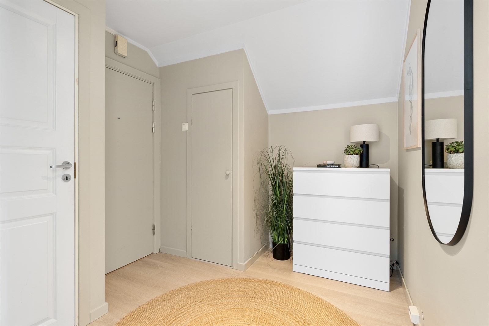 Gang og innvendig bod med god lagringsplass. Galleribilde