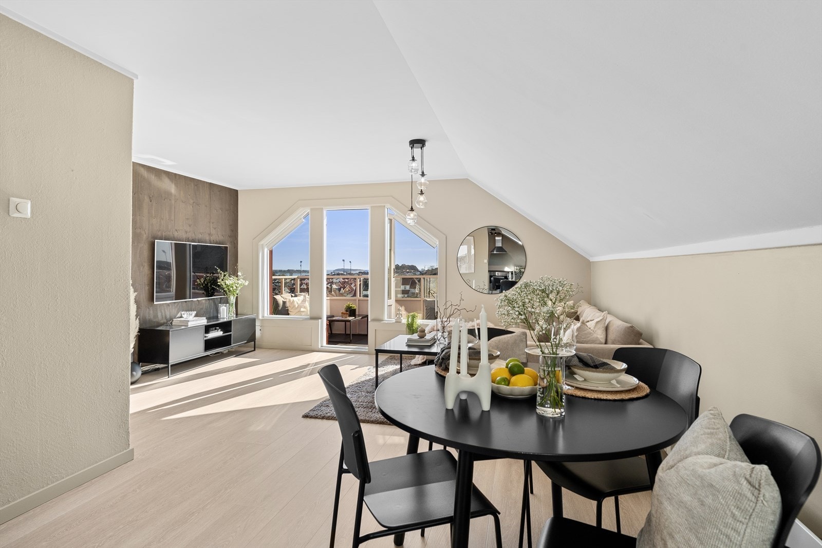 Leiligheten er malt i delikate farger med tilhørende flott gulv. Galleribilde