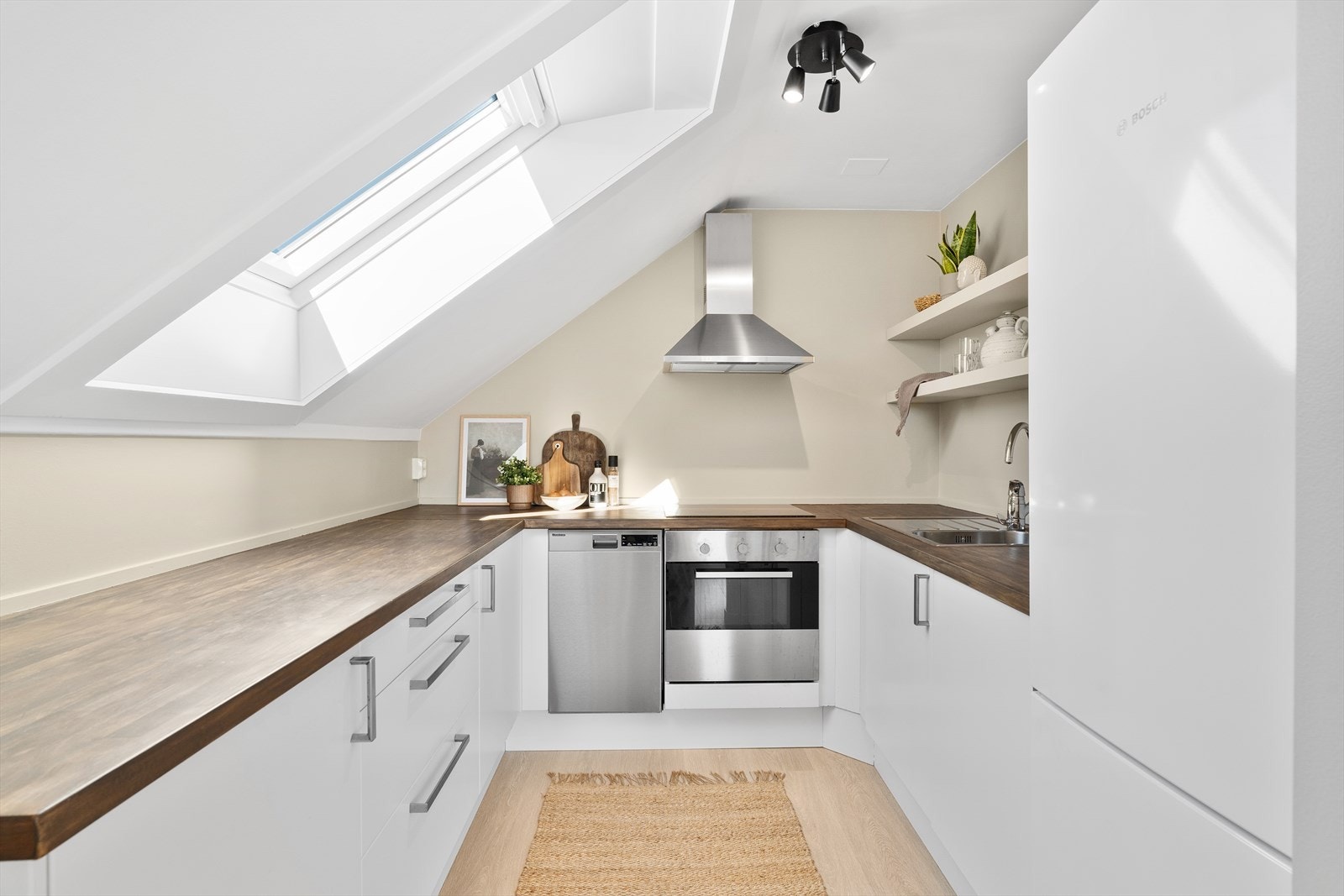 Delvis åpen stue- og kjøkkenløsning som skaper en sosial sone. Galleribilde