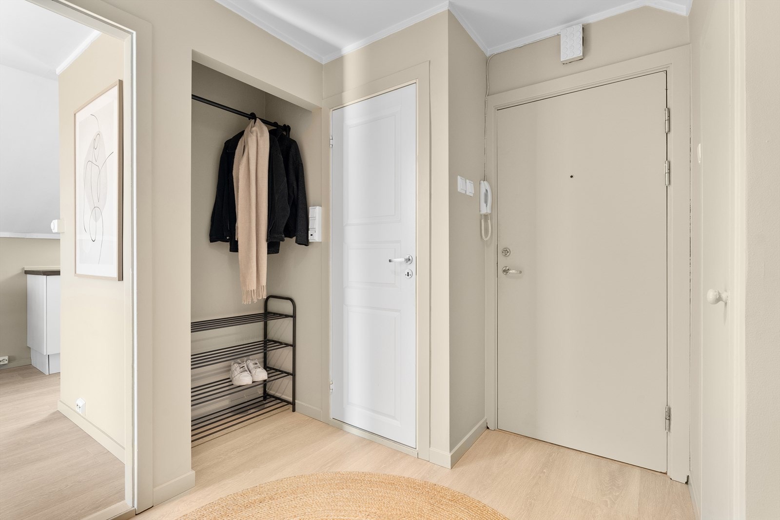 I gangen er det god plass til oppbevaring av ytterklær og sko. Galleribilde