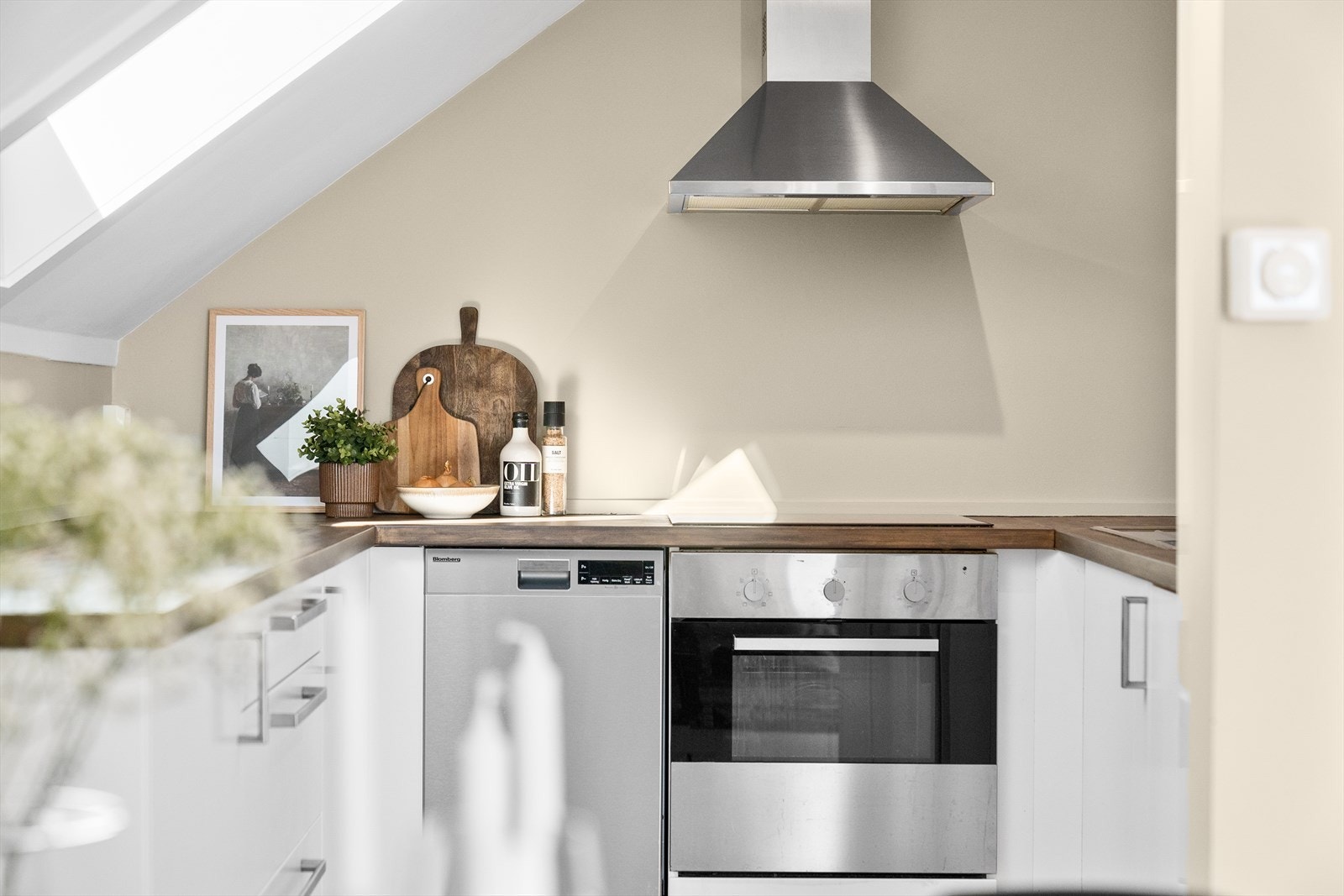 Flott kjøkken med god benk- og skapplass. Det er lagt opp til vaskemaskin på kjøkken. Galleribilde