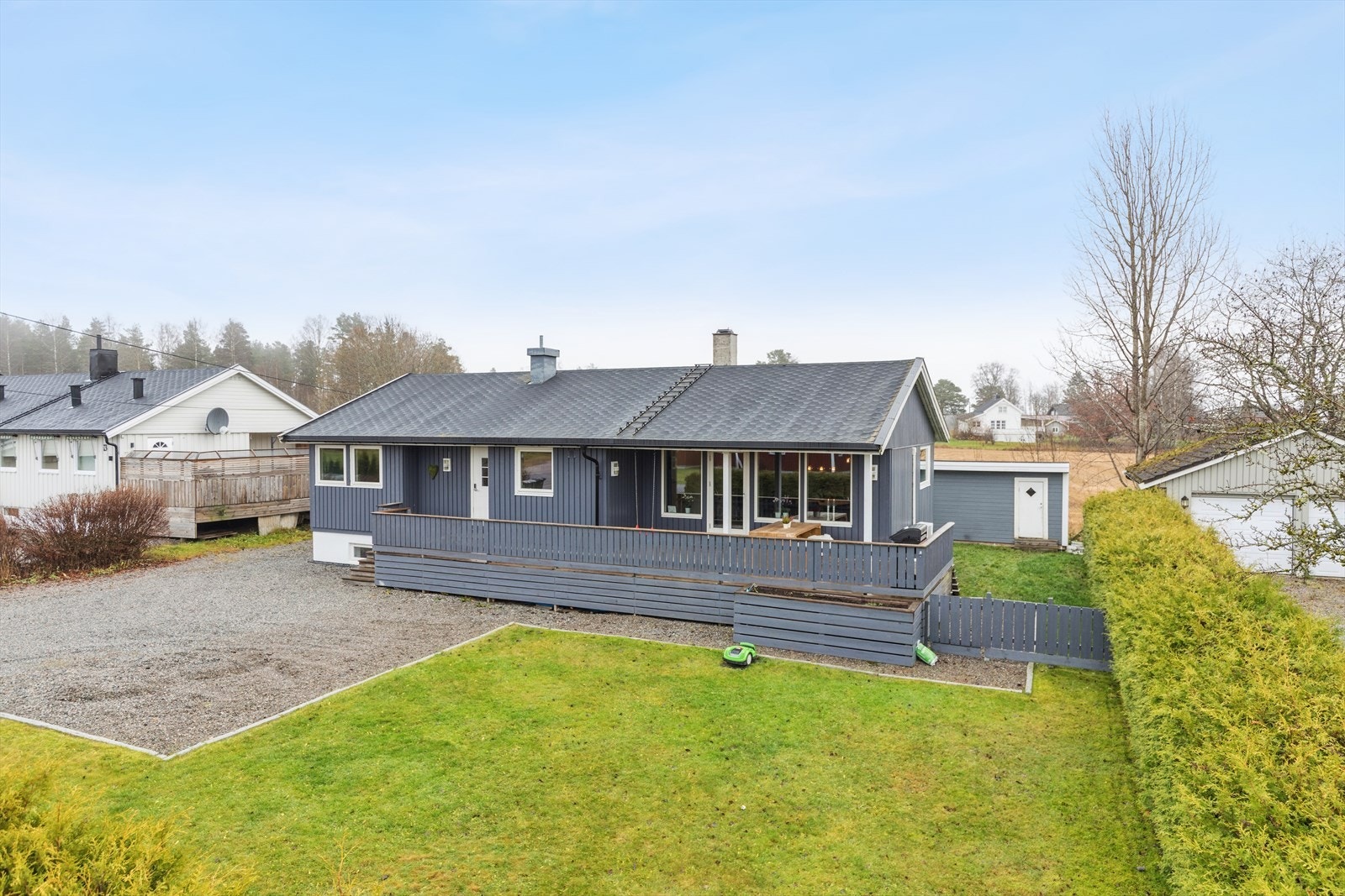 Enebolig på Brårud, beliggende i et barnevennlig boligfelt med nærhet til skoler og barnehager. Galleribilde