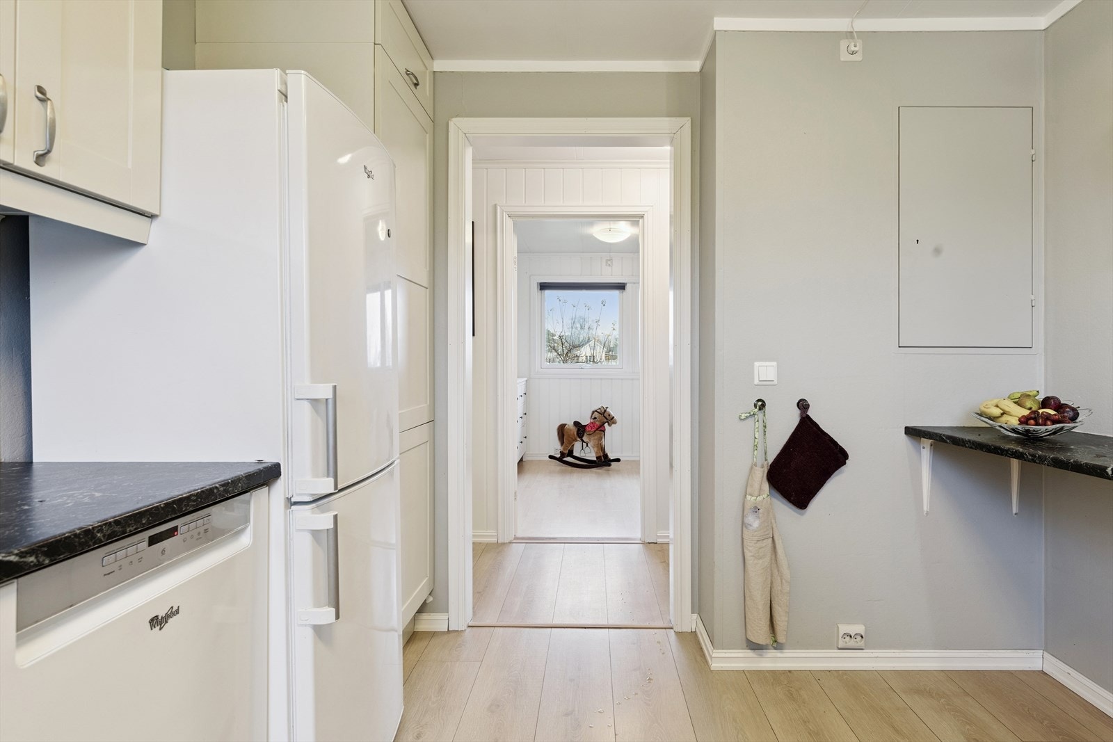 Fra kjøkkenet er det enkel adkomst til boligens øvrige rom i hovedetasjen. Galleribilde