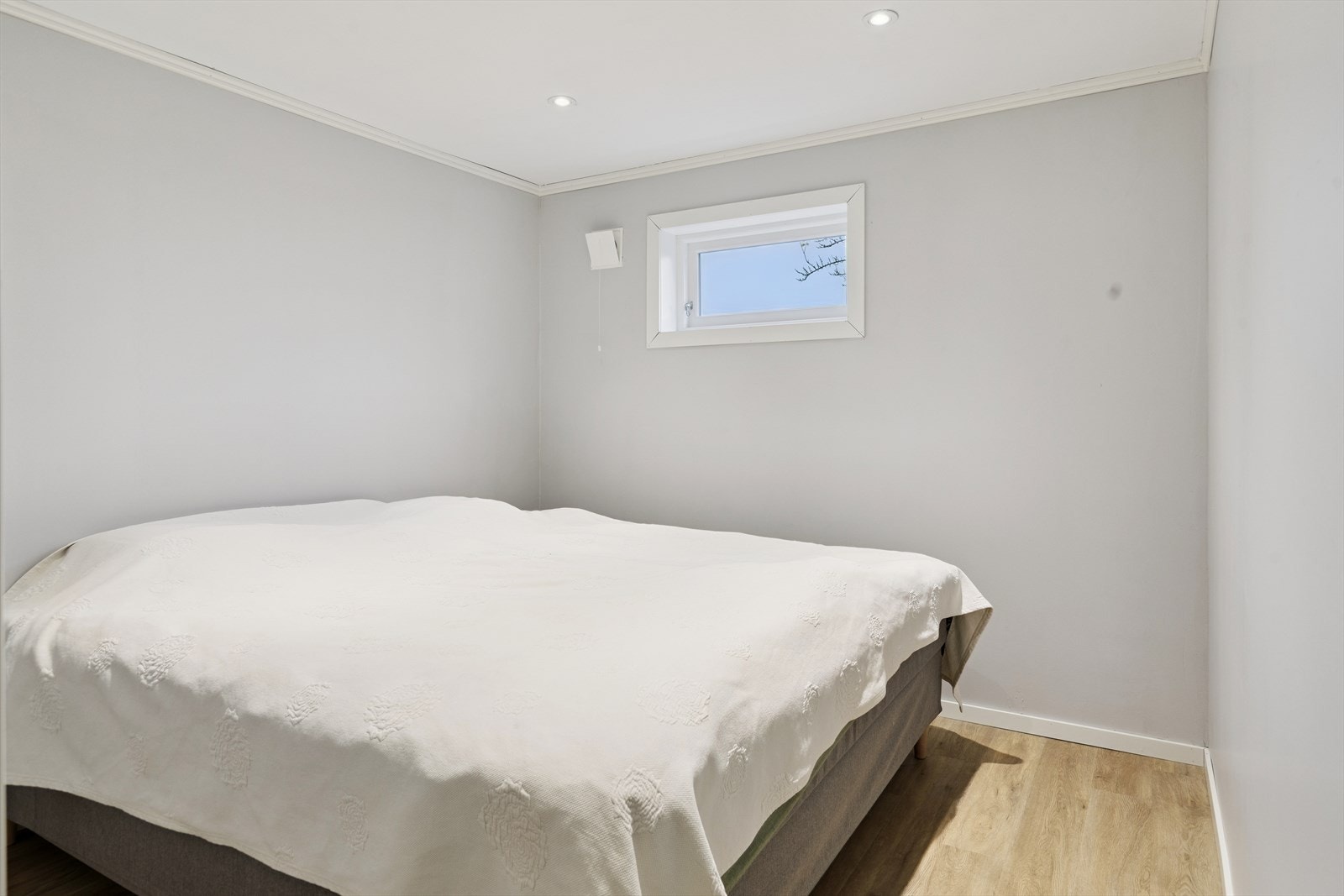 I underetasjen er det et rom som i dag benyttes som soverom. Rommet er ikke godkjent for varig opphold (godkjent som bod). Galleribilde