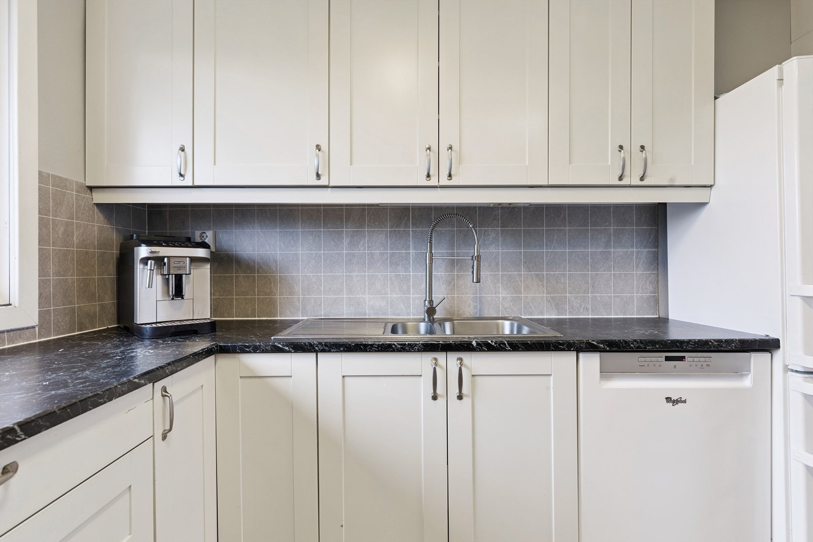 Innredningen har profilerte fronter, laminat benkeplate og opplegg for oppvaskmaskin. Galleribilde