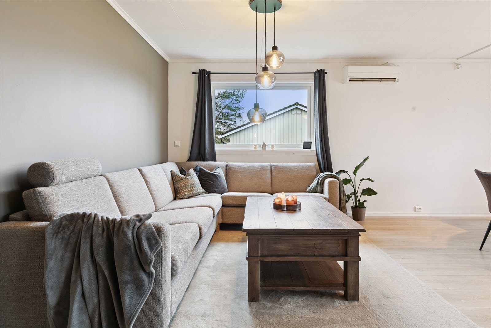 Stuen har store vindusflater som gir godt med naturlig lys. Galleribilde