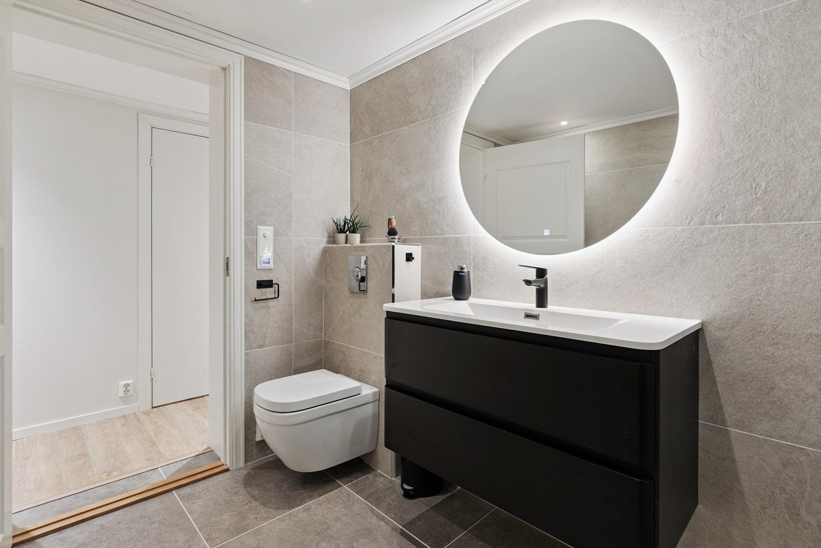 Badet i underetasjen har vegghengt toalett og servantinnredning med god oppbevaringsplass. Galleribilde