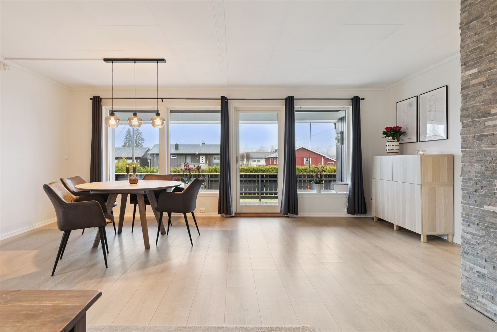 Spisestuen er en naturlig del av stuen, med plass til et stort spisebord. Galleribilde