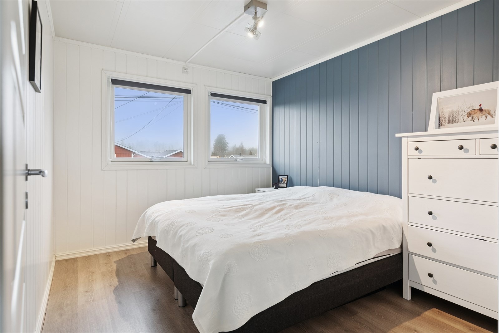 Hovedsoverommet har god plass til dobbeltseng og oppbevaringsmøbler. Galleribilde