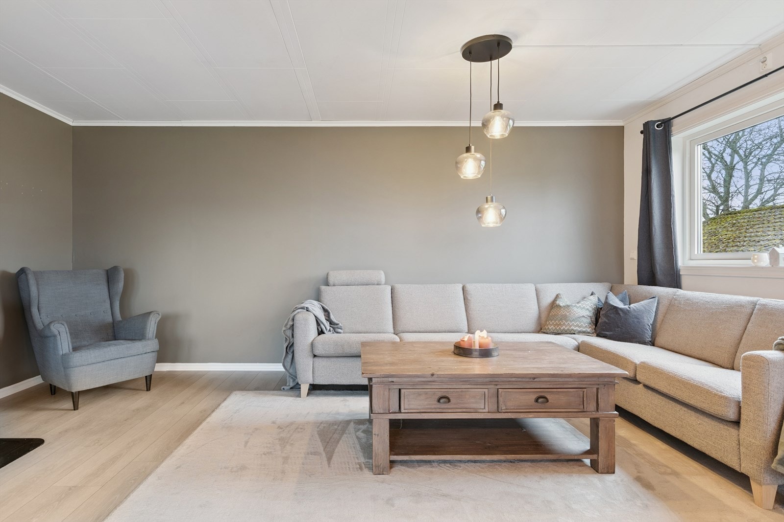 Rommet har en åpen planløsning med plass til både sofagruppe og spisebord. Galleribilde