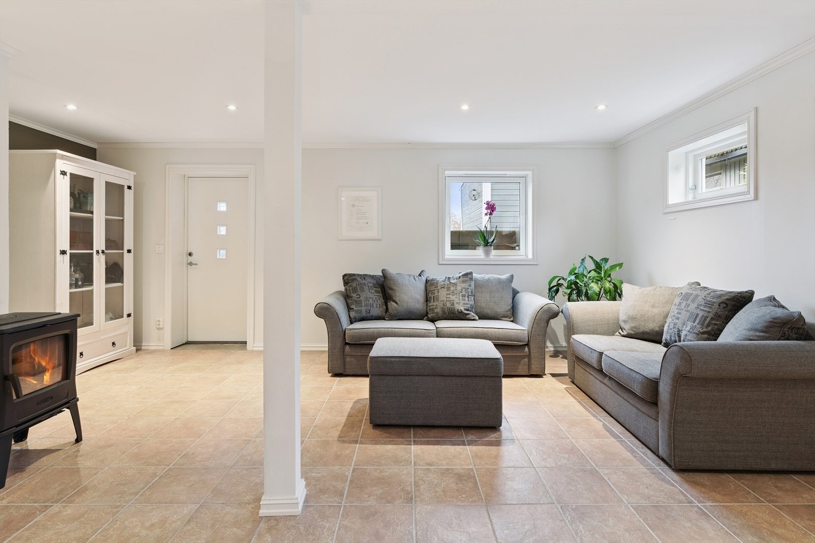 Kjellerstuen gir fleksibilitet og kan innredes som TV-stue, lekerom eller kontor. Galleribilde