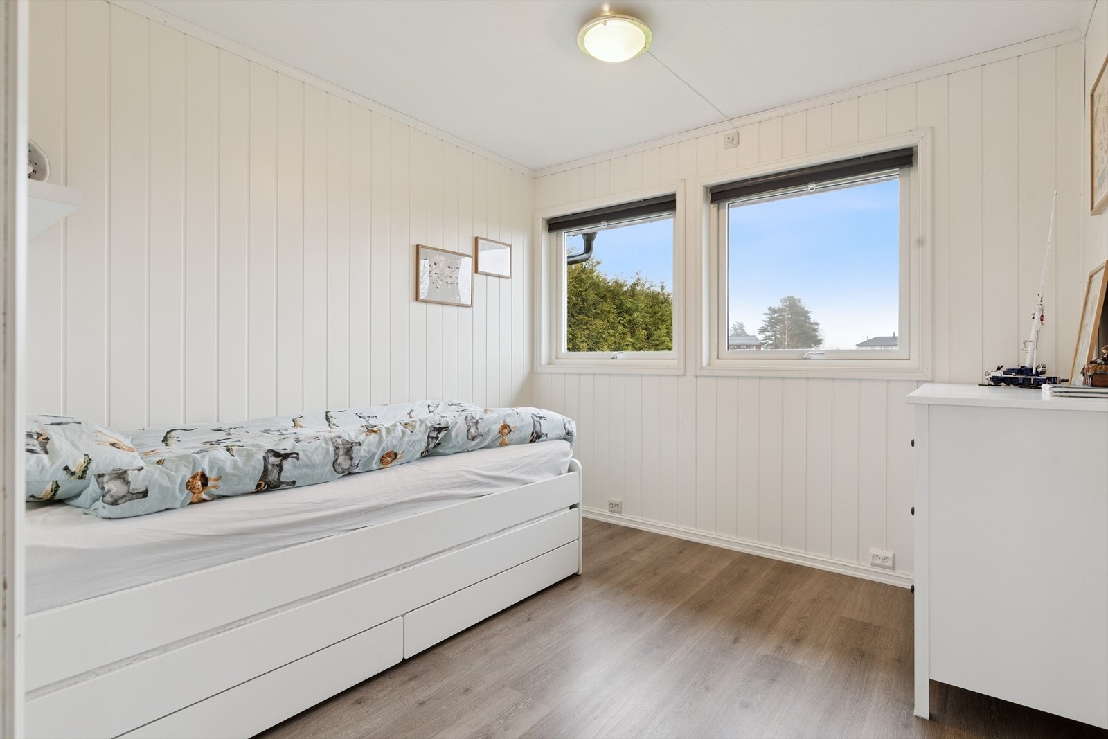 Boligen har tre soverom i hovedetasjen, alle med plass til seng og garderobeløsning. Galleribilde