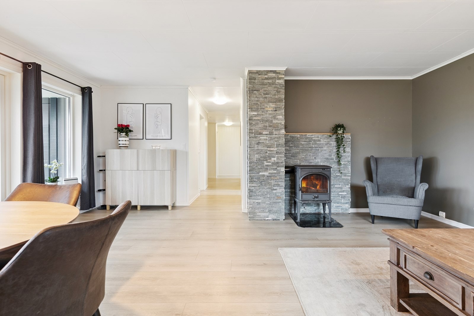 En rentbrennende vedovn gir effektiv varme. Duse, moderne fargekombinasjoner i rommet. Galleribilde