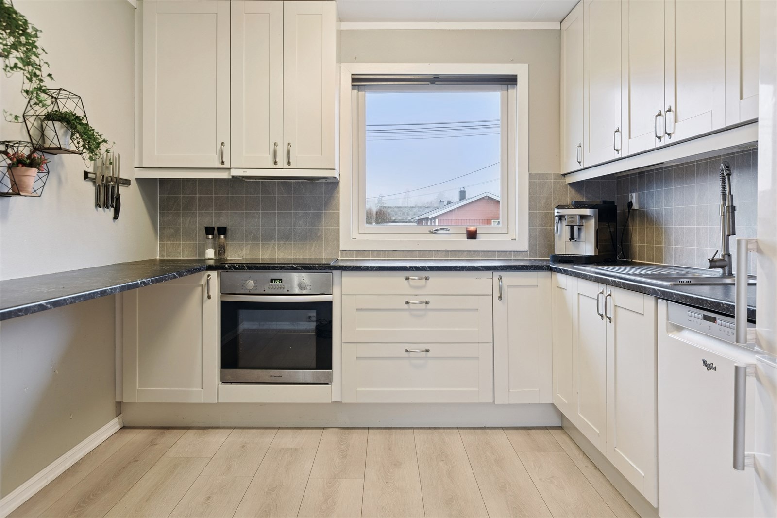 Gode arbeidsflater og rikelig med skapplass. Galleribilde