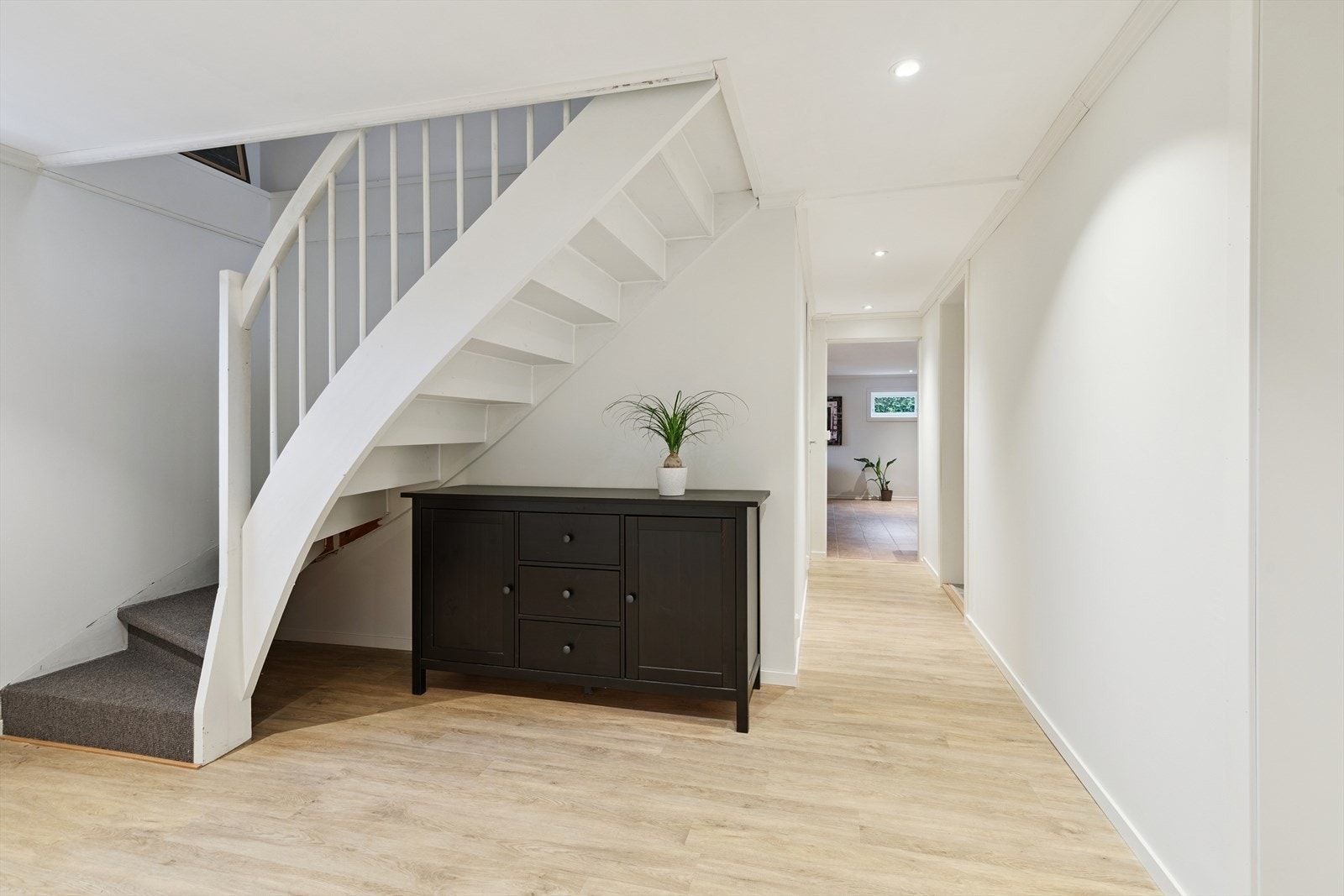 Trapperommet i underetasjen binder de to etasjene sammen og leder opp til hovedplanet. Galleribilde