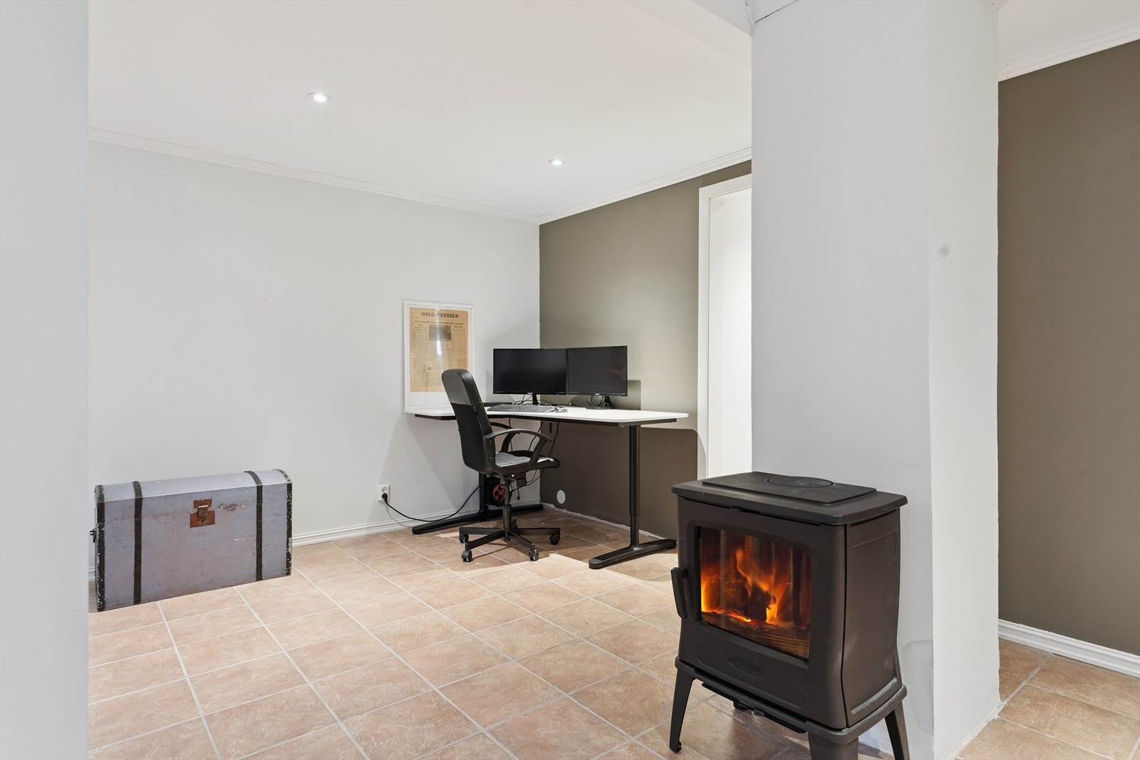 I underetasjen finner du en ekstra stue, også denne med vedovn. Galleribilde