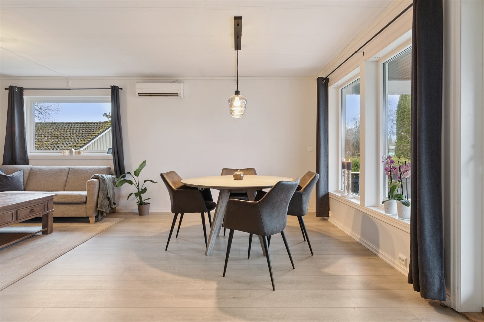 Store vinduer i spisestuen gir rikelig med lys og utsyn mot uteområdet. Galleribilde